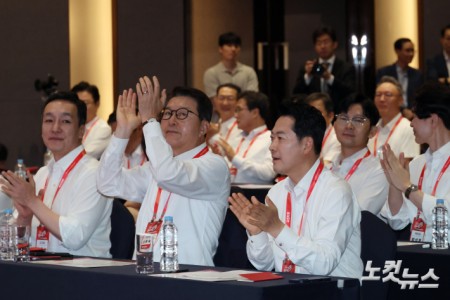 박수치는 장동혁 대표