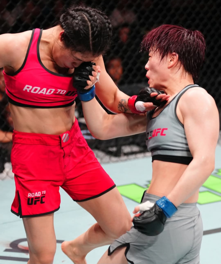 지난 5월 29일 열린 8강전에서 박보현(사진 오른쪽)이 둥화샹의 안면을 펀치로 가격하는 장면. UFC SNS 사진 캡처