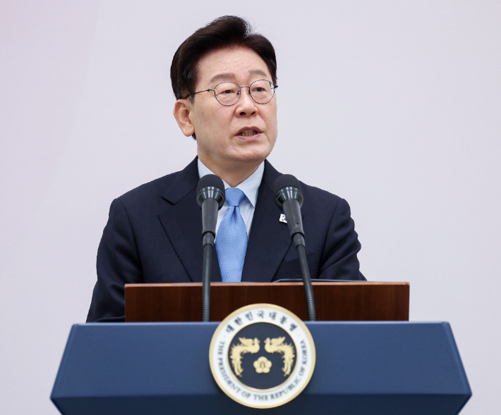 이재명 대통령이 27일 청와대에서 열린 민선 9기 시장·군수·구청장 초청 오찬간담회에서 인사말을 하고 있다. 연합뉴스