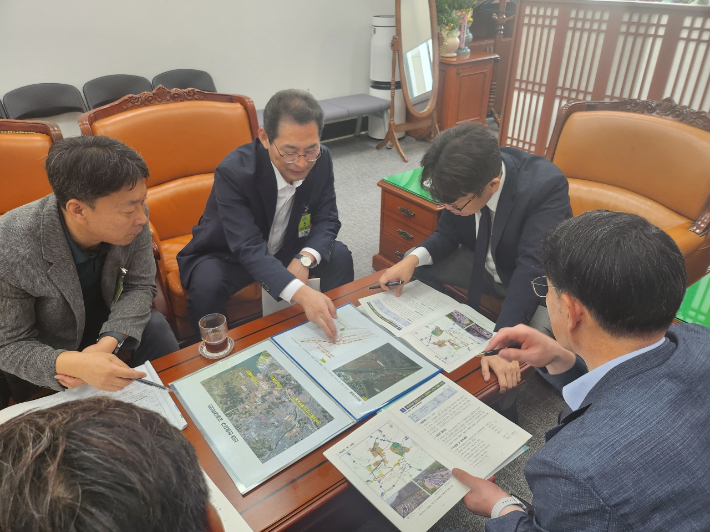 지난26일 손훈모 순천시장이 국회 국토교통위원회 유의동 위원장을 만나 지역 핵심 현안에 대한 지원을 건의하고 있다. 순천시 제공 