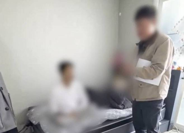 불법사금융 범죄집단 총책이 자택에서 검거된 모습. 인천경찰청 제공