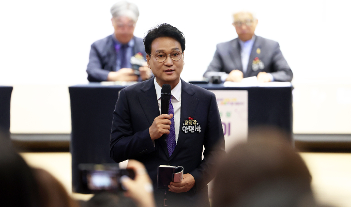 27일 안민석 경기도교육감이 '청소년 SNS 규제, 왜 어떻게 할 것인가?' 토론회에 참석해 의견을 밝히고 있다. 경기도교육청 제공