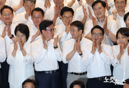 박수치는 김민석-한병도