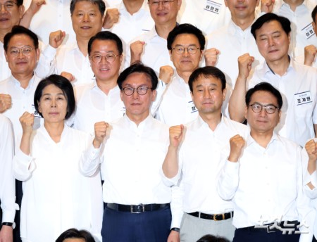 파이팅 외치는 민주당