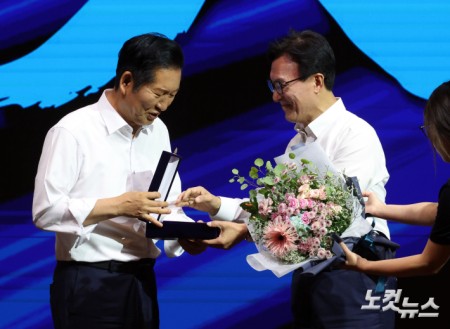 김민석 대표, 정청래 전 대표에게 감사패 전달