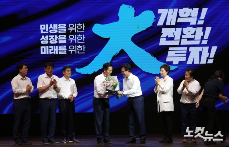 김민석 대표, 정청래 전 대표에게 감사패 전달