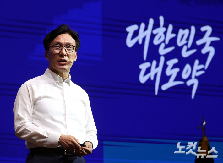 더불어민주당 김민석 대표가 27일 인천 영종구 인스파이어호텔에서 열린 정기국회 대비 국회의원 워크숍에 참석해 당이 나아가야 할 방향에 대한 발표를 하고 있다. 인천=황진환 기자