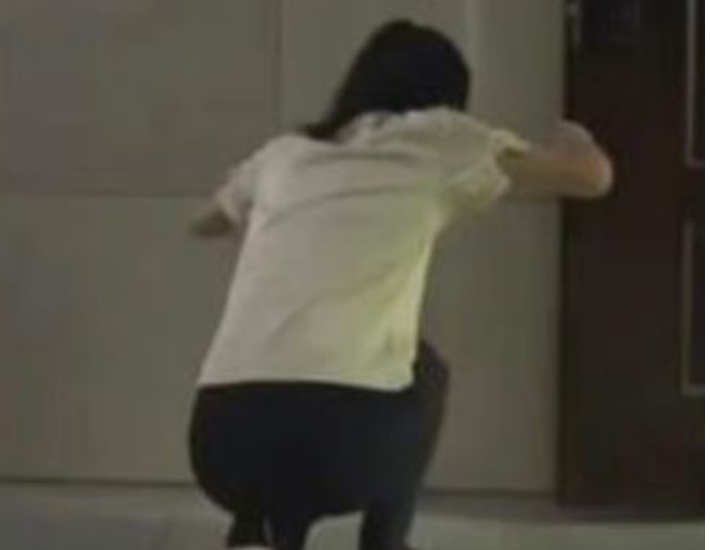 직장 상사에게 스쿼트를 강요받은 직원의 모습. 사우스차이나모닝포스트 캡처