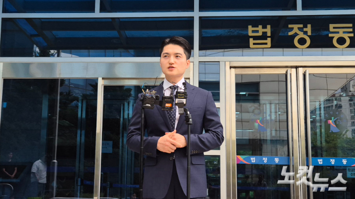 27일 서울북부지법 형사합의14부(오병희 부장판사)다 '약물 연쇄살인' 피고인 김소영에게 무기징역을 선고한 이후 피해자 유족 측 빈센트 법률사무소 남언호 변호사가 법원 앞에서 기자회견을 열었다. 송선교 기자