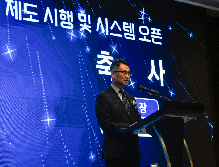 재정경제부 허장 차관이 27일 서울 영등포구 콘래드 호텔에서 열린 '퇴직연금형 개인투자용 국채제도시행 및 업무시스템 오픈행사'에 참석해 축사를 하고 있다. 재정경제부 제공 