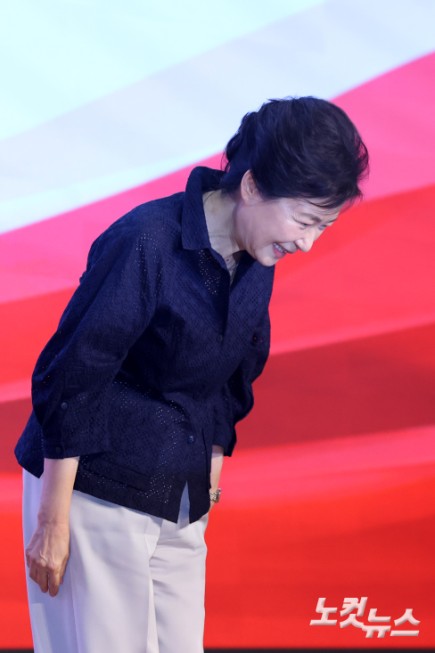 인사하는 박근혜 전 대통령