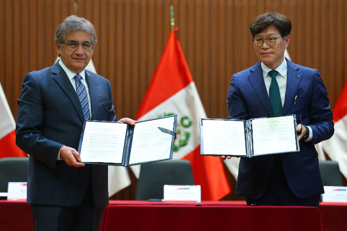 HD현대중공업은 최근 페루 리마에서 페루 노동고용촉진부(MTPE, Ministerio de Trabajo y Promoción del Empleo)와 조선산업 인력양성·기술 역량 강화를 위한 업무협약(MOU)을 체결했다. 사진 왼쪽부터 후안 마누엘 코스메 셰풋 무어 페루 노동고용촉진부 장관과 최헌 HD현대중공업 경영지원본부장(부사장). HD현대중공업 제공