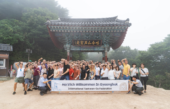 국제태권도연맹 독일팀 회원들이 석굴암 입구에서 기념사진을 촬영하고 있다. 경북문화관광공사 제공