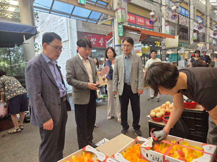 최종옥 성산구청장이 반송시장에서 장을 보고 있다. 성산구청 제공 