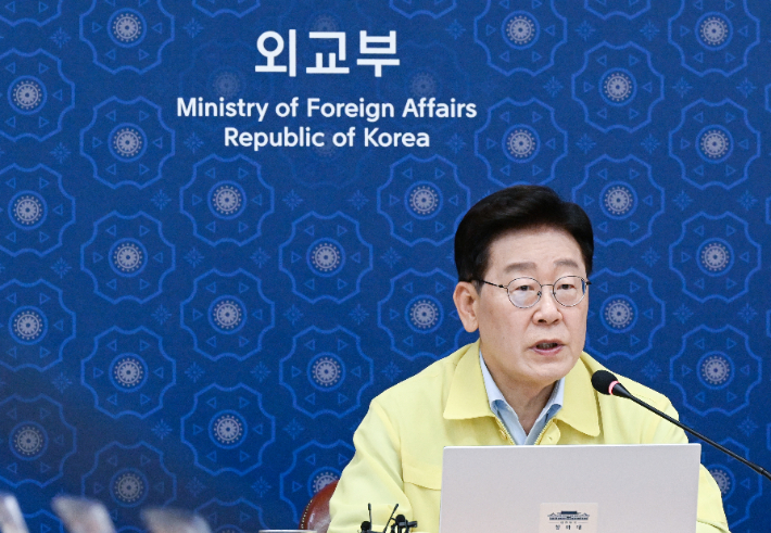 이재명 대통령이 27일 서울 외교부 청사에서 열린 네팔 홍수 피해 대응 긴급회의에서 발언하고 있다. 연합뉴스