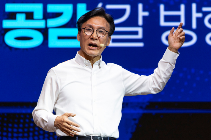 더불어민주당 김민석 대표가 27일 인천 중구 인스파이어 리조트에서 열린 2026년 정기국회 대비 국회의원 워크숍에서 '민주의 황금시대'를 주제로 한 기조연설에서 민주당의 미래와 방향성에 대해 설명하고 있다. 연합뉴스