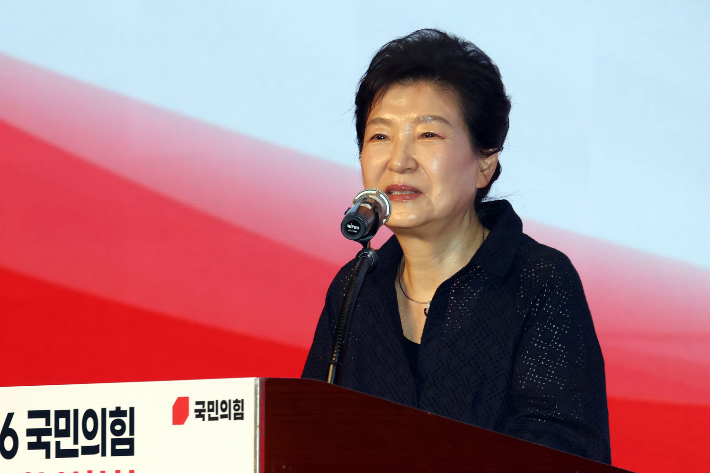 박근혜 전 대통령이 27일 오후 경기 고양시 일산동구 소노캄 고양에서 열린 '2026 국민의힘 국회의원 연찬회'에 참석해 발언을 하고 있다. 윤창원 기자