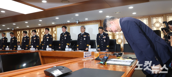 윤호중 행정안전부 장관과 유재성 경찰청장 대행 및 경찰 지휘부가 26일 오후 서울 종로구 세종대로 정부서울청사에서 열린 경찰 지휘부 회의에서 제주 실종사건과 관련해 사과를 하고 있다. 류영주 기자