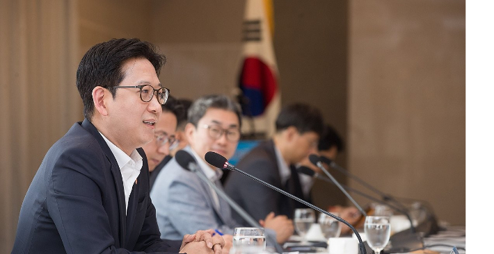 배경훈 부총리 겸 과학기술정보통신부 장관(앞줄 왼쪽 다섯번째)이 27일 서울 중구 프레지던트 호텔에서 열린 '제2차 과학기술·인공지능 미래전략회의'에서 발언하고 있다. 연합뉴스