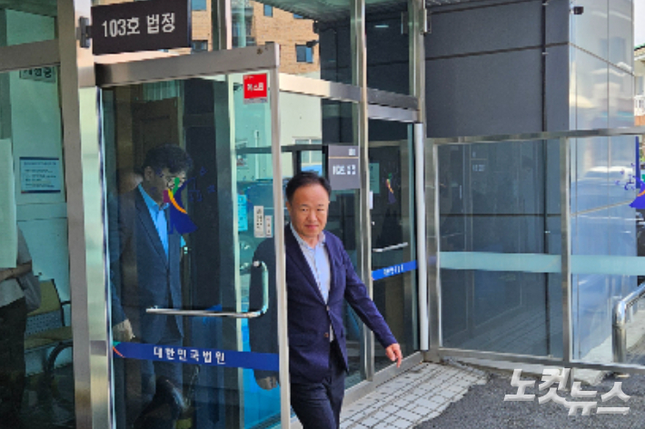 이재수 전 강원 춘천시장이 지난 27일 열린 청탁금지법 위반 혐의 사건 2차 공판이 끝난 뒤 법정을 빠져나오고 있다. 구본호 기자