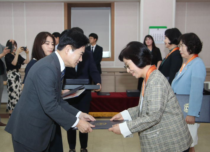 김대중 교육감(왼쪽)이 퇴직교원에서 정부포상을 전수하고 있다. 통합특별시교육청 제공