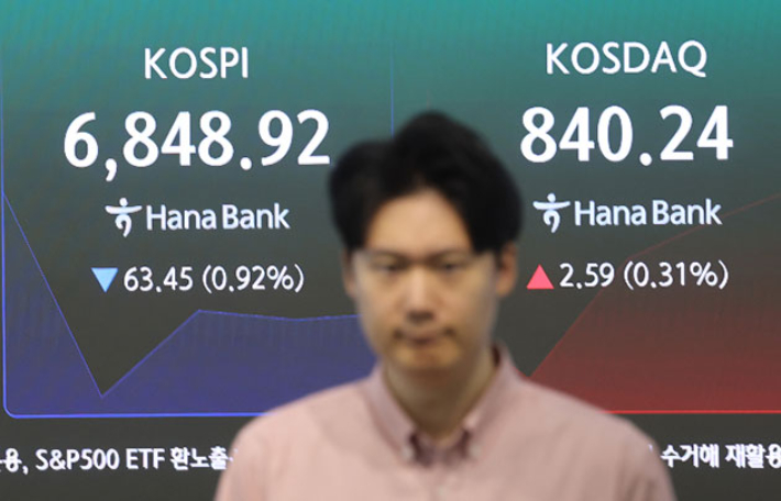 코스피가 하락 출발한 28일 서울 중구 하나은행 딜링룸에서 직원이 업무를 보고 있다. 연합뉴스