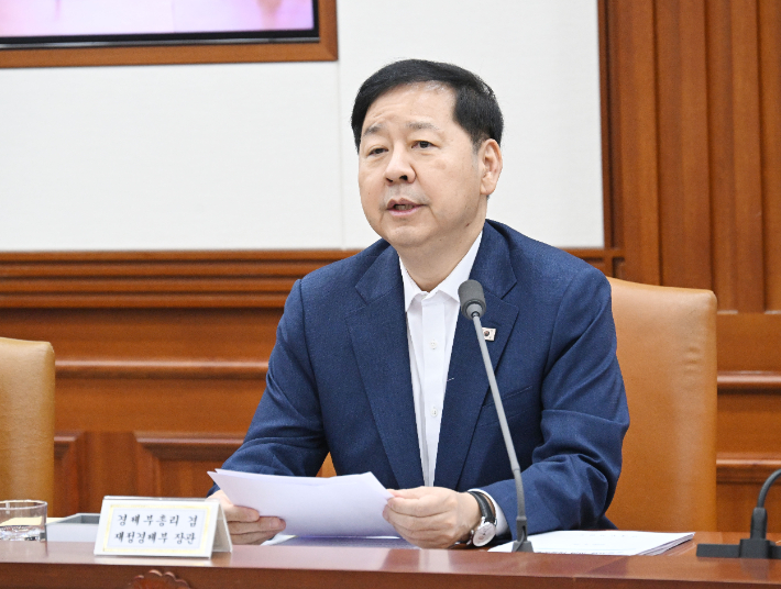구윤철 부총리 겸 재정경제부 장관이 28일 서울 종로구 정부서울청사에서 열린 '비상경제본부 회의 겸 경제관계장관회의 겸 민생물가 특별관리 관계장관 TF'를 주재하며 모두발언을 하고 있다. 재정경제부 제공