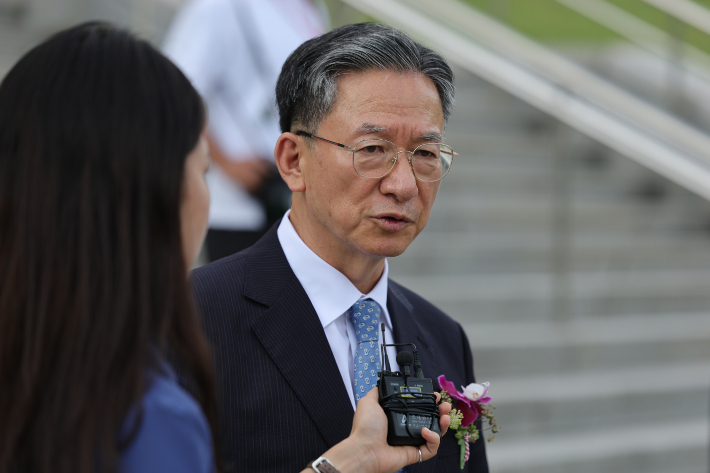 정성호 법무부 장관이 26일 정부과천청사에서 열린 이임식이 끝난 뒤 취재진 질문에 답하고 있다. 연합뉴스
