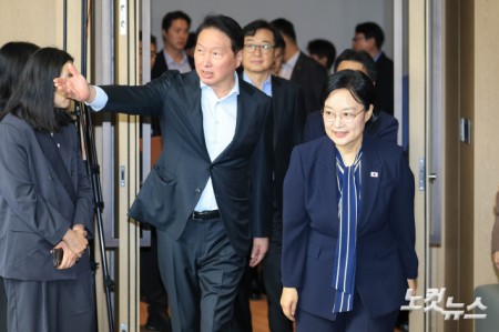 한성숙 국무총리와 최태원 대한상공회의소 회장이 28일 서울 중구 대한상공회의소에서 열린 