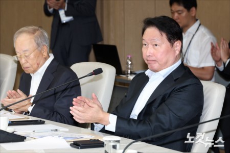최태원 대한상공회의소 회장과 손경식 한국경영자총협회 회장이 28일 오전 서울 중구 대한상공회의소에서 열린 경제 협·단체 규제합리화 간담회에서 한성숙 국무총리의 모두발언 뒤 박수를 치고 있다.