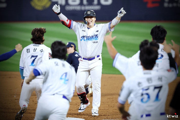 26일 경기도 수원케이티위즈파크에서 열린 2026 KBO리그 프로야구 두산 베어스와 kt wiz의 경기. 9회 말 1사 만루 때 kt 김현수가 끝내기 안타를 친 후 기뻐하는 모습. kt wiz 