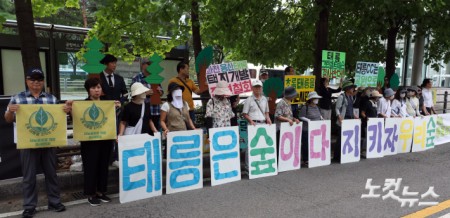 28일 서울 여의도 국회 앞에서 열린 일방적 졸속 주택공급 규탄 및 삶터 수호를 위한 과천, 태릉, 용산 연합 공동 집회에서 과천경마공원이전반대비상대책위원회, 초록태릉을지키는시민들, 용산국제업무지구와 용산공원을 지키는 주민모임 등 관계자들이 피켓을 들어 보이고 있다.