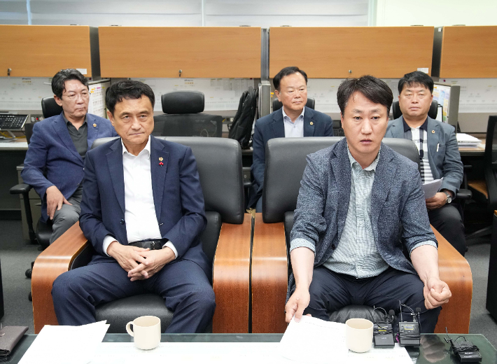 왼쪽부터 김희수 전북도의회 의장과 진형석 전북도의원. 전북도의회 제공