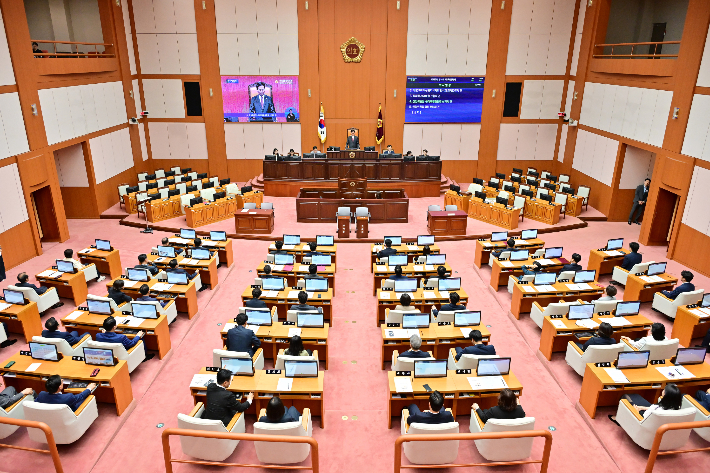 부산시의회 본회의. 부산시의회 제공
