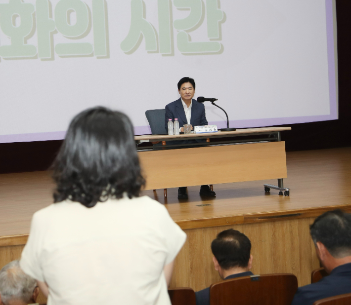 '주민참여예산 설명회'에 참석한 한 주민이 예산 편성과 관련한 의견을 김대중 교육감에게 제시하고 있다. 전남광주통합특별시교육청 제공