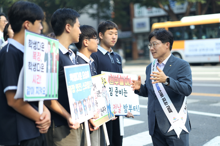 조용식 울산광역시교육감이 8월 26일 등교시간 신정고와 학성고 앞에서 교육공동체 신뢰 회복 홍보 활동을 하고 있다.  울산교육청 제공
