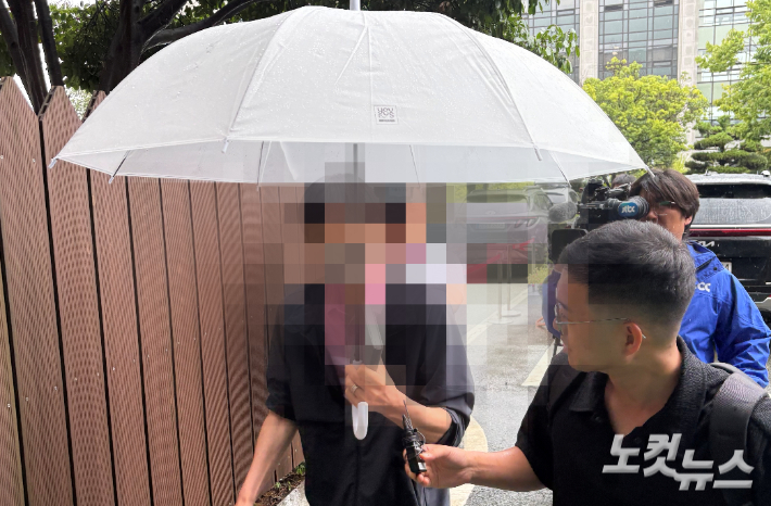 영장실질심사 출석하는 전 경남도청 공무원. 최호영 기자 