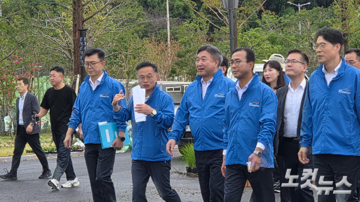 윤호중 행정안전부 장관(왼쪽에서 세 번째)이 28일 2026여수세계섬박람회 주행사장을 찾아 현장을 점검하고 있다. 박사라 기자 