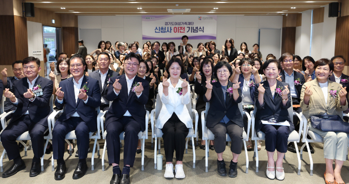 경기도여성가족재단 신청사 이전 기념식 모습. 왼쪽부터 김윤(더불어민주당·비례)·송석준(국민의힘·이천시) 국회의원, 성수석 이천시장, 추미애 경기지사, 김은주 여성가족재단 이사장, 문경희 재단 대표이사 직무대행, 이채명 경기도의원. 경기도 제공