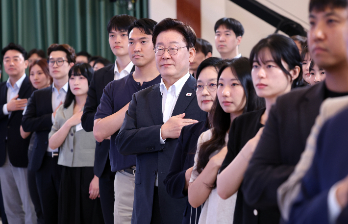 이재명 대통령이 28일 청와대에서 열린 '청년예산 언박싱 2027' 행사에서 국기에 경례하고 있다. 연합뉴스