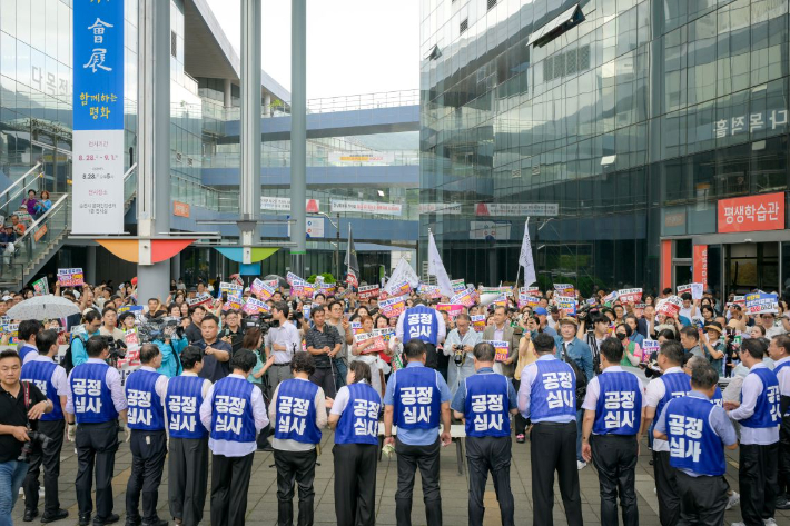 순천지역 정치권과 국립의대·병원 설립 범시민추진위원회 등이 28일 순천시건강문화센터 앞에서 후보 선정의 공정한 심사를 촉구하는 범시민 결의대회를 열고 있다. 순천시 제공 
