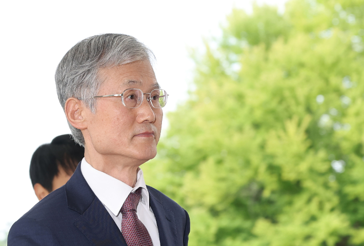 조희대 대법원장이 서울 서초구 대법원으로 출근하고 있다. 연합뉴스