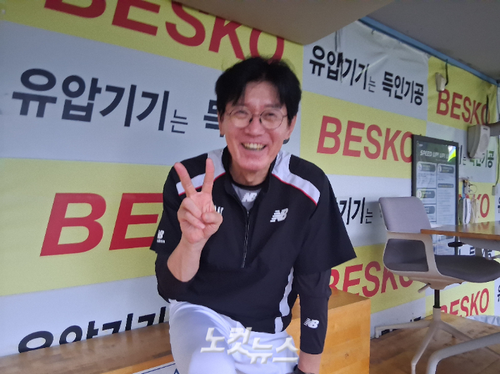 kt 이강철 감독이 28일 삼성과 원정에 앞선 인터뷰 도중 경기 취소에 방끗 웃으며 포즈를 취하고 있다. 노컷뉴스 