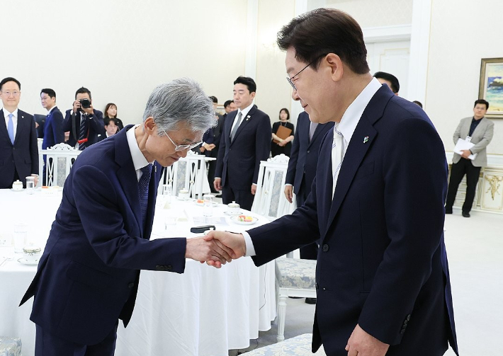 이재명 대통령이 청와대에서 열린 4부 요인 회동에 앞서 조희대 대법원장과 인사하고 있다. 연합뉴스