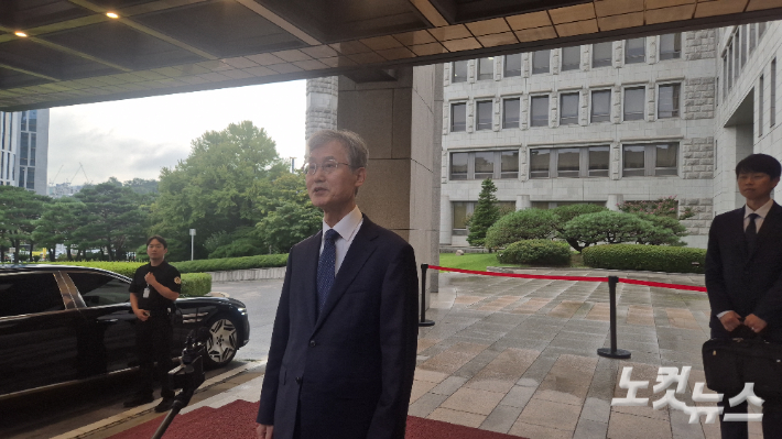 조희대 대법원장이 28일 오후 6시 11분쯤 퇴근길에 취재진을 만나 대법관 재제청을 둘러싼 입장을 묻는 질문에 답하고 있다. 주보배 기자