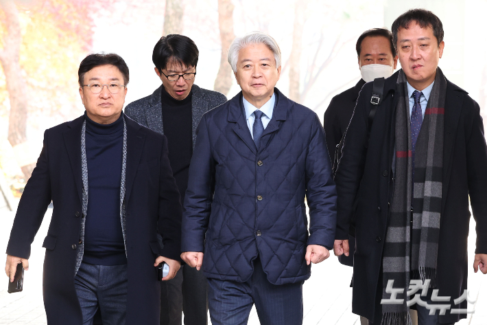 불법 정치자금을 수수한 혐의로 재판에 넘겨진 노웅래 전 더불어민주당 의원이 26일 오전 서울 서초구 서울중앙지방법원에서 열린 1심 선고공판에 출석하고 있다. 류영주 기자