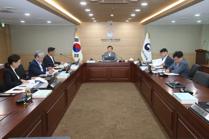 김종철 방송미디어통신위원장(가운데)이 28일 정부과천청사에서 '2026년 제31차 전체회의'를 진행하고 있다. 방송미디어통신위원회 제공