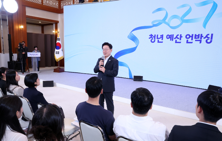 이재명 대통령이 28일 청와대에서 열린 '청년예산 언박싱 2027'에서 마무리 발언을 하고 있다. 이번 행사는 내년도 정부 예산안 발표에 앞서 청년 예산과 주요 사업을 설명하기 위해 마련됐다. 연합뉴스