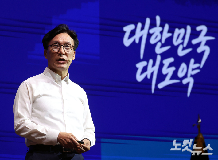 더불어민주당 김민석 대표가 27일 인천 영종구 인스파이어호텔에서 열린 정기국회 대비 국회의원 워크숍에 참석해 당이 나아가야 할 방향에 대한 발표를 하고 있다. 인천=황진환 기자