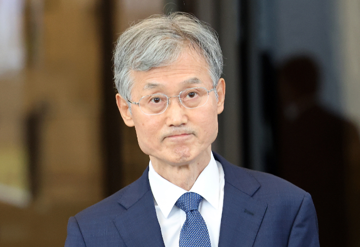 조희대 대법원장이 28일 서울 서초구 대법원을 나서고 있다. 연합뉴스